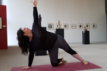 Frau auf einer Yogamatte