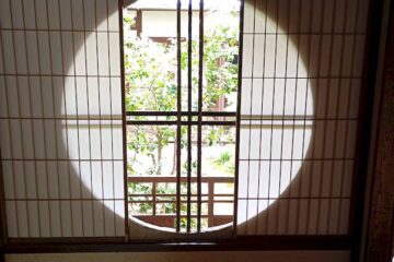 Traditionelle japanische Architektur mit Marumado-Fenster und Tatami-Böden.