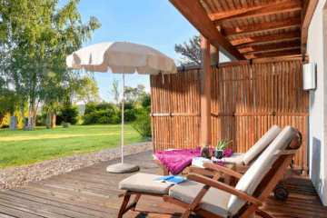 Die Premium-Zimmer mit privater Gartenterrasse sind ein ruhiger, naturnaher Rückzugsort für anspruchsvolle Gäste. Sie sind klimatisiert und hochwertig ausgestattet mit Naturstein-Waschbecken, barrierefreier Dusche und begehbarer Garderobe. TV/SAT, WLAN und Safe sorgen für zeitgemäßen Komfort, während die unmittelbare Nähe zu Spa und Restaurants fließende Übergänge zwischen Entspannung und Genuss ermöglicht. Außerdem steht dir das hauseigene Tee-Set zur Verfügung.