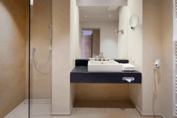 Die Premium-Zimmer mit privater Gartenterrasse sind ein ruhiger, naturnaher Rückzugsort für anspruchsvolle Gäste. Sie sind klimatisiert und hochwertig ausgestattet mit Naturstein-Waschbecken, barrierefreier Dusche und begehbarer Garderobe. TV/SAT, WLAN und Safe sorgen für zeitgemäßen Komfort, während die unmittelbare Nähe zu Spa und Restaurants fließende Übergänge zwischen Entspannung und Genuss ermöglicht. Außerdem steht dir das hauseigene Tee-Set zur Verfügung.