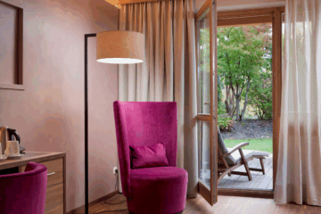 Die Premium-Zimmer mit privater Gartenterrasse sind ein ruhiger, naturnaher Rückzugsort für anspruchsvolle Gäste. Sie sind klimatisiert und hochwertig ausgestattet mit Naturstein-Waschbecken, barrierefreier Dusche und begehbarer Garderobe. TV/SAT, WLAN und Safe sorgen für zeitgemäßen Komfort, während die unmittelbare Nähe zu Spa und Restaurants fließende Übergänge zwischen Entspannung und Genuss ermöglicht. Außerdem steht dir das hauseigene Tee-Set zur Verfügung.