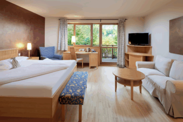 Die großzügigen Zimmer im neuen Ayurveda-Trakt verfügen über Balkon, Badewanne oder Dusche, eine begehbare Garderobe sowie TV/SAT, WLAN, Safe, hauseigenes Tee-Set und Minibar. Die unmittelbare Nähe zu Spa und Restaurants schafft kurze Wege und fließende Übergänge zwischen Rückzug und Genuss.