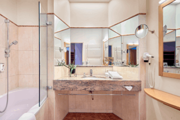 Die großzügigen Zimmer im neuen Ayurveda-Trakt verfügen über Balkon, Badewanne oder Dusche, eine begehbare Garderobe sowie TV/SAT, WLAN, Safe, hauseigenes Tee-Set und Minibar. Die unmittelbare Nähe zu Spa und Restaurants schafft kurze Wege und fließende Übergänge zwischen Rückzug und Genuss.