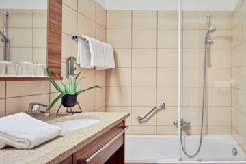 Diese klimatisierten Doppelzimmer bieten dir einen privaten Balkon – er erweitert den Wohnraum ins Freie und ermöglicht ruhige Momente im Freien. Zur Ausstattung gehören Badewanne oder Dusche, WC, TV/SAT, WLAN, Safe, Minibar sowie das hauseigene Tee-Set.