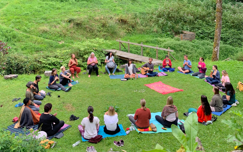 Abwechslungsreiche Yoga-Retreats im Schwarzwald – inkl. Meditation, Atemarbeit, Qigong & Live-Musik ♥ Jetzt buchen!