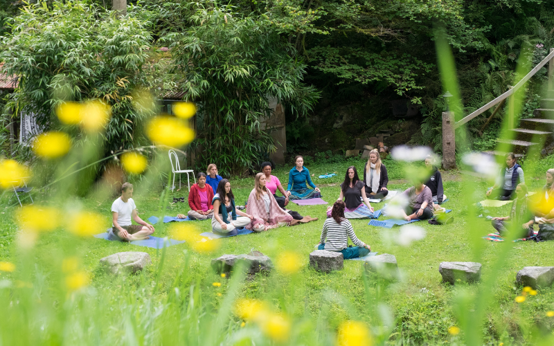 Abwechslungsreiche Yoga-Retreats im Schwarzwald – inkl. Meditation, Atemarbeit, Qigong & Live-Musik ♥ Jetzt buchen!