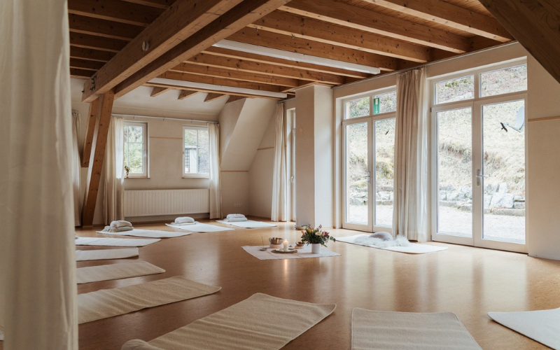 Abwechslungsreiche Yoga-Retreats im Schwarzwald – inkl. Meditation, Atemarbeit, Qigong & Live-Musik ♥ Jetzt buchen!