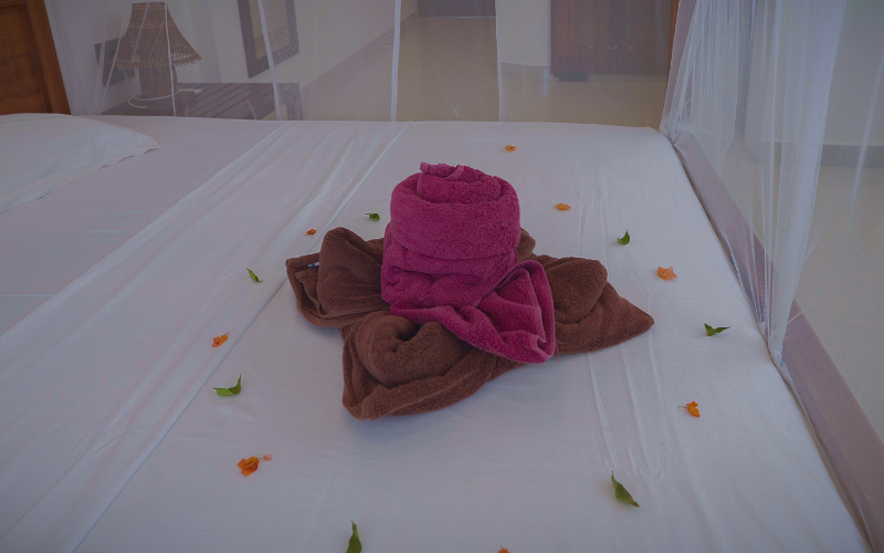 Lage an einer geschützten Halbinsel (ideal zum Schwimmen) – 5 Ayurveda-Behandlungen pro Tag – bei Hatha & Kundalini Yoga entspannen – Meditation mit einem buddhistischen Mönch – ein Stille-Tag pro Woche – gepflegter Garten & Pool